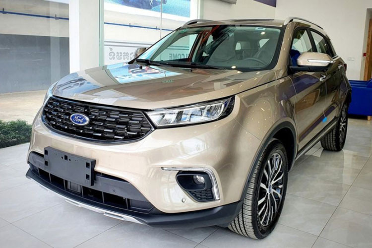 Tương tự Equator Sport tại Trung Quốc, Ford Territory 2022 mới dành cho Việt Nam cũng sở hữu chiều dài 4.630 mm, chiều rộng 1.935 mm, chiều cao 1.706 mm và chiều dài cơ sở 2.726 mm. Như vậy, xe có chiều dài cơ sở nhỉnh hơn Honda CR-V và Mazda CX-5 nhưng ngắn hơn Hyundai Tucson. Không chỉ có kích thước khá lớn, Ford Territory 2022 sắp ra mắt Việt Nam còn sở hữu thiết kế ngoại thất khá bắt mắt.