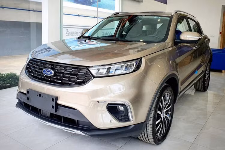 Tương tự Equator Sport tại Trung Quốc, Ford Territory 2022 mới dành cho Việt Nam cũng sở hữu chiều dài 4.630 mm, chiều rộng 1.935 mm, chiều cao 1.706 mm và chiều dài cơ sở 2.726 mm. Như vậy, xe có chiều dài cơ sở nhỉnh hơn Honda CR-V và Mazda CX-5 nhưng ngắn hơn Hyundai Tucson. Không chỉ có kích thước khá lớn, Ford Territory 2022 sắp ra mắt Việt Nam còn sở hữu thiết kế ngoại thất khá bắt mắt.
