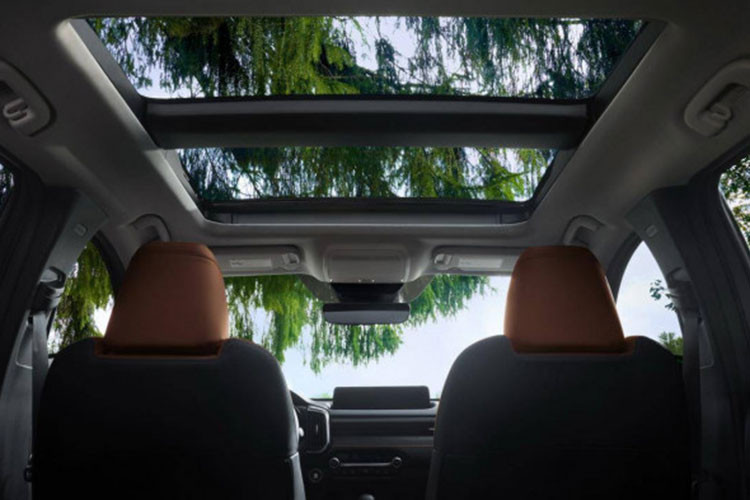 Khoang nội thất của Mazda CX-5 mới nổi bật nhất với hệ thống âm thanh 10 loa Bose, màn hình lái chủ động Active Driving Display, hệ thống i-Stop, gương chiều hậu bên trong chống chói tự động, chức năng hỗ trợ phanh thông minh trong đô thị Smart City Brake Support, hệ thống Mazda Connect, camera 360 độ và sạc không dây.