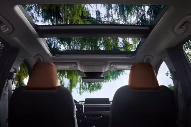 Khoang nội thất của Mazda CX-5 mới nổi bật nhất với hệ thống âm thanh 10 loa Bose, màn hình lái chủ động Active Driving Display, hệ thống i-Stop, gương chiều hậu bên trong chống chói tự động, chức năng hỗ trợ phanh thông minh trong đô thị Smart City Brake Support, hệ thống Mazda Connect, camera 360 độ và sạc không dây.