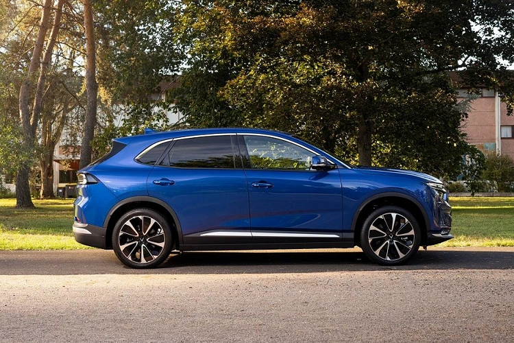 Với cụm pin có dung lượng chỉ 82 kWh, VinFast VF8 Eco City Edition chỉ chạy được 179 dặm (khoảng 288 km) sau khi sạc đầy pin. Trong khi đó, VinFast VF8 Plus City Edition sở hữu 2 mô-tơ điện với công suất tổng cộng 402 mã lực và mô-men xoắn cực đại 619 Nm.