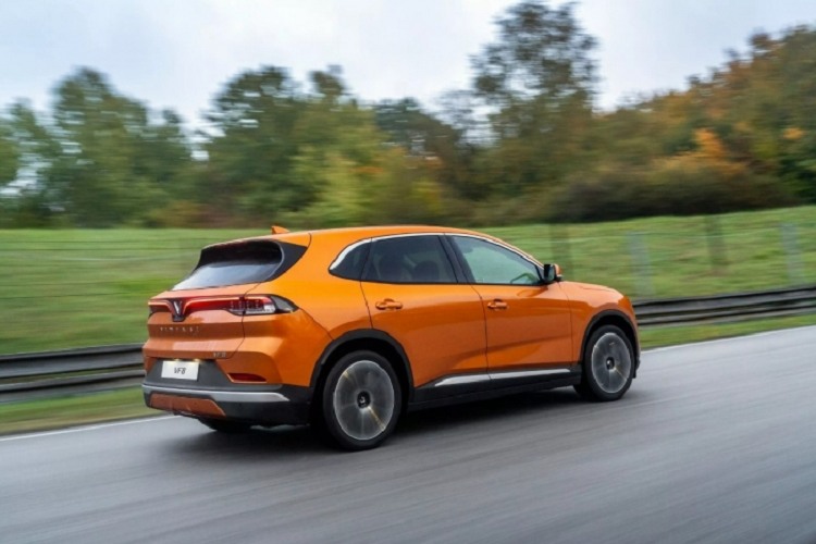 Bên trong xe, VinFast VF8 Eco City Edition sở hữu ghế trước chỉnh điện/sưởi ấm, hệ thống điều hòa tự động 2 vùng và màn hình cảm ứng trung tâm 15,6 inch.