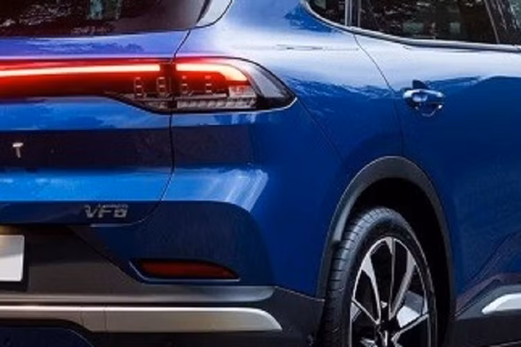 Tại thị trường Mỹ, mức giá xe VinFast VF8 Eco City Edition có mức bán ra từ 55.000 USD, chưa bao gồm 1.200 USD chi phí vận chuyển và giao xe. Hiện hãng VinFast đang áp dụng chương trình ưu đãi 3.000 USD cho khách hàng mua mẫu xe này.