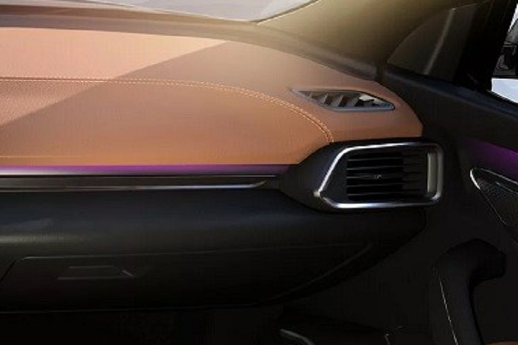 Thêm vào đó là hệ thống âm thanh 8 loa và chìa khóa thông minh.Ở bản Plus, VinFast VF8 City Edition có thêm cửa sổ trời toàn cảnh Panorama, cửa cốp sau chỉnh điện, ghế bọc da chỉnh điện và hệ thống âm thanh 10 loa, có loa trầm.