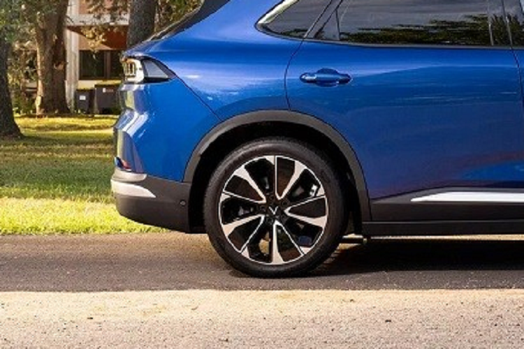 Ngoài ra, mẫu xe điện "made in Vietnam" này còn có hệ thống kiểm soát hành trình thích ứng, cảnh báo tiền va chạm, cảnh báo phương tiện cắt ngang khi lùi, cảnh báo điểm mù, hỗ trợ đỗ xe trước/sau, camera lùi, đèn pha tự động và nhận biết biển báo giao thông.