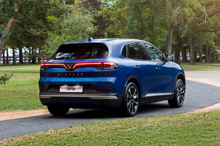 Cụ thể, VinFast VF8 City Edition tại Mỹ cũng có 2 bản trang bị là Eco và Plus, tương tự VF8 thông thường. Trong đó, VinFast VF8 Eco City Edition được trang bị 2 mô-tơ điện trên cầu trước/sau, tạo ra công suất tổng cộng 349 mã lực và mô-men xoắn cực đại 500 Nm. Nhờ sức mạnh này, xe có thể tăng tốc từ 0-100 km/h trong thời gian 6,5 giây.