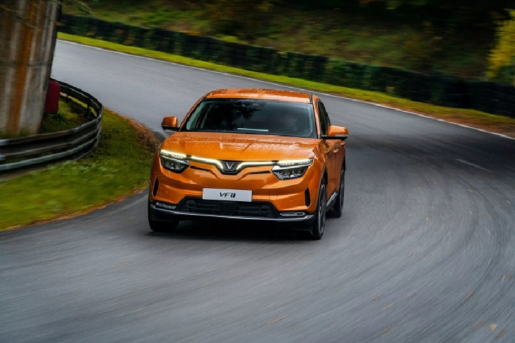 Dù ở bản Eco hay Plus, VinFast VF8 City Edition ở thị trường Mỹ đều có những trang bị an toàn như hệ thống lái tự động khi tắc đường, hỗ trợ lái trên cao tốc, cảnh báo lệch làn đường, hỗ trợ giữ làn đường và hỗ trợ đưa xe vào giữa làn đường.