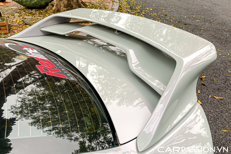Tuy nhiên, sau khi được nâng cấp, chủ sở hữu đã lựa chọn cho xe một lớp áo mới thay cho màu sơn Long Beach Blue nguyên bản. Lớp áo mới là màu xám xi măng, tuy nhiên đây là màu có hiệu ứng khi mang tới những màu sắc phản chiếu khác biệt nhẹ tôn lên những đường nét gợn phức tạp của phiên bản độ. Có thể nói, chiếc xe này đã gặp được một vị chủ nhân rất chịu chơi khi quyết định lựa chọn gói độ từ DarwinPro, lột xác hoàn toàn diện mạo tổng thể của xe.