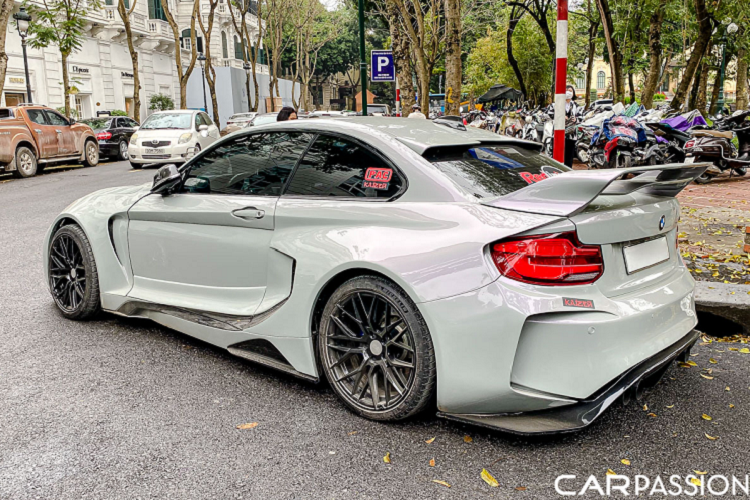 Những chiếc BMW M2 thể thao thông thường đã gây ấn tượng với diện mạo thể thao, cản trước được hoàn thiện với những đường nét góc cạnh đặc trưng. Chiếc BMW M2 đầu tiên cập bến Việt Nam vào năm 2016 và được nhập khẩu chính hãng, những chiếc M2 F87 tiếp theo cũng được đưa về nước không lâu sau đó.