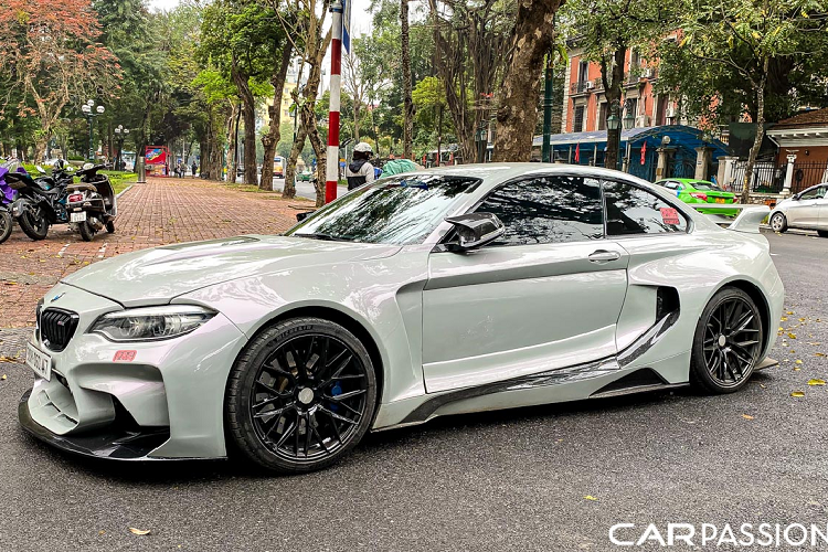 BMW M2 là phiên bản kế thừa chiếc 1 Series M Coupe đã ngừng sản xuất vì không đáp ứng được doanh số kỳ vọng với chỉ 6.309 chiếc trên toàn cầu. M2 F87 có kích thước lớn hơn 1 Series M Coupe tuy nhiên lại ngắn hơn BMW M3 F80 202 mm, hẹp hơn 21 mm và thấp hơn 10 mm, chiều dài cơ sở được rút ngắn lại 117 mm so với M3.