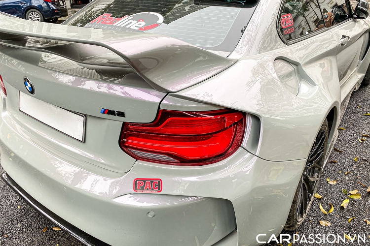 Hai bên hông xe được lắp đặt thêm các phần vè trước và vè sau mới, phần dưới cửa được ốp thêm bộ líp hông có thiết kế cầu kỳ. Bộ khuếch tán sau cũng được thay thế với chi tiết mới ăn nhập với diện mạo tổng thể của bản độ. Hơn nữa, gói độ cũng đem đến cho xe một cánh lướt gió hai tầng cỡ lớn ở phần sau cùng một cánh lướt gió nhỏ hơn ở trên kính sau.