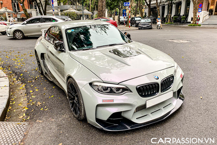 BMW M2 F87 được trang bị khối động cơ 6 xy lanh thẳng hàng (I6) tăng áp TwinPower Turbo, có dung tích 3.0 lít , sản sinh công suất tối đa 370 mã lực và mô men xoắn cực đại đạt mức 465 Nm. Đối thủ của Mercedes-AMG CLA 45 và có khả năng tăng tốc từ 0-100 km/h chỉ trong 4,2 giây và tốc độ tối đa bị giới hạn điện tử ở mức 250 km/h.