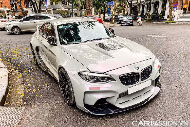 BMW M2 F87 được trang bị khối động cơ 6 xy lanh thẳng hàng (I6) tăng áp TwinPower Turbo, có dung tích 3.0 lít , sản sinh công suất tối đa 370 mã lực và mô men xoắn cực đại đạt mức 465 Nm. Đối thủ của Mercedes-AMG CLA 45 và có khả năng tăng tốc từ 0-100 km/h chỉ trong 4,2 giây và tốc độ tối đa bị giới hạn điện tử ở mức 250 km/h.
