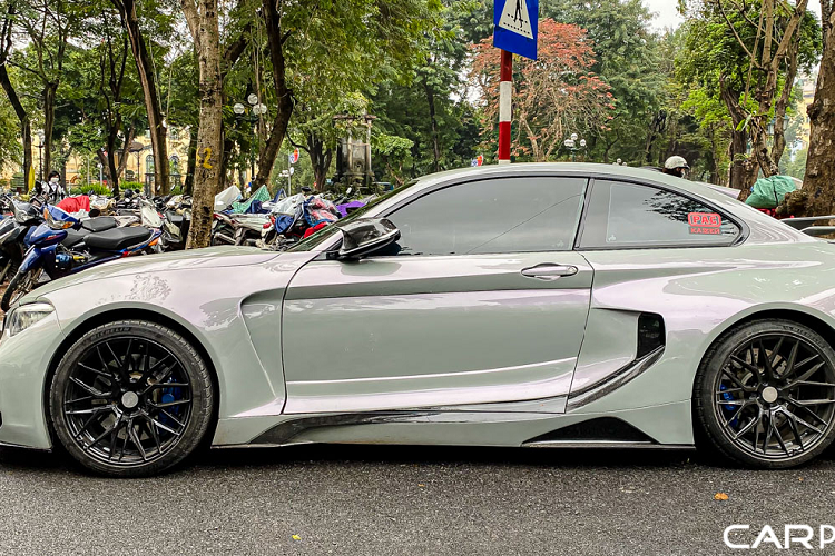 Gói nâng cấp đến từ thương hiệu độ đã đem đến cho chiếc M2 F87 một diện mạo hoàn toàn mới, gợi cảm giác giống với những chiếc xe đua. Phần thân xe được mở rộng với hốc gió hông, đầu xe cũng được thiết kế lại với các hốc gió lớn hơn đã đem đến cho chiếc xe vẻ ngoài hấp dẫn.