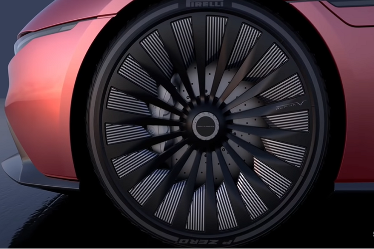 Đối với kích thước, mẫu xe mới lớn hơn nhiều so với tổ tiên của nó, với chiều dài 4.995 mm, rộng 2.044 mm, và cao 1.370 mm khi đóng cửa cánh chim. DeLorean nói rằng họ đã thuê sản xuất ở Ý trong khi hệ thống truyền động sẽ được cung cấp bởi một nhà cung cấp từ Anh Quốc.