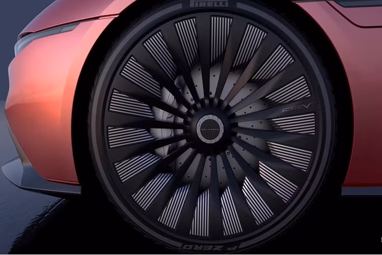 Đối với kích thước, mẫu xe mới lớn hơn nhiều so với tổ tiên của nó, với chiều dài 4.995 mm, rộng 2.044 mm, và cao 1.370 mm khi đóng cửa cánh chim. DeLorean nói rằng họ đã thuê sản xuất ở Ý trong khi hệ thống truyền động sẽ được cung cấp bởi một nhà cung cấp từ Anh Quốc.