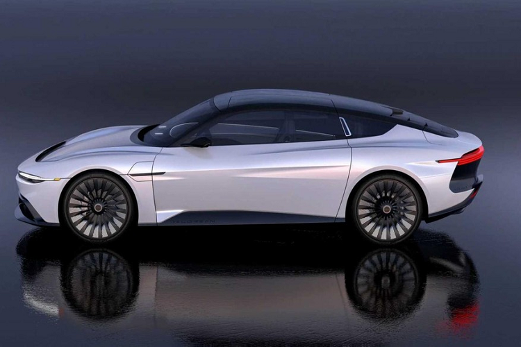 Các cửa lớn có bản lề phía trên và các cửa kính phía sau về cơ bản là những chi tiết nhìn lại quá khứ vì phần còn lại của thiết kế là hiện đại toàn tập. Để theo kịp những mẫu xe điện ngày nay, DeLorean Alpha-5 chạy điện mới có bộ la-zăng lớn và các dải đèn mỏng ở phía trước lẫn phía sau