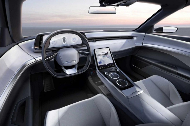 Bên trong, cabin có tất cả 4 ghế ngồi, với 2 ghế sau đơn lẻ thoải mái. Giống với các xe điện cao cấp mới nhất, nó loại bỏ hầu hết (nếu không phải tất cả) các thiết bị điều khiển thông thường vì mọi thứ đã được tích hợp vào màn hình cảm ứng nằm trên bảng điều khiển trung tâm "nổi".