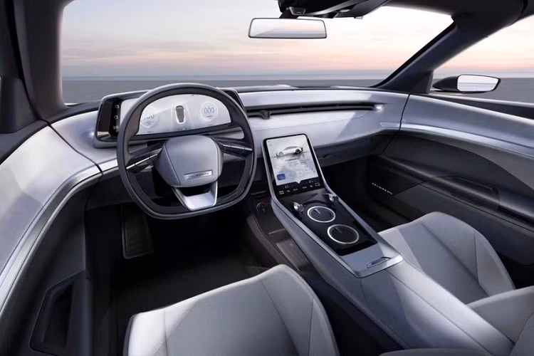 Bên trong, cabin có tất cả 4 ghế ngồi, với 2 ghế sau đơn lẻ thoải mái. Giống với các xe điện cao cấp mới nhất, nó loại bỏ hầu hết (nếu không phải tất cả) các thiết bị điều khiển thông thường vì mọi thứ đã được tích hợp vào màn hình cảm ứng nằm trên bảng điều khiển trung tâm "nổi".