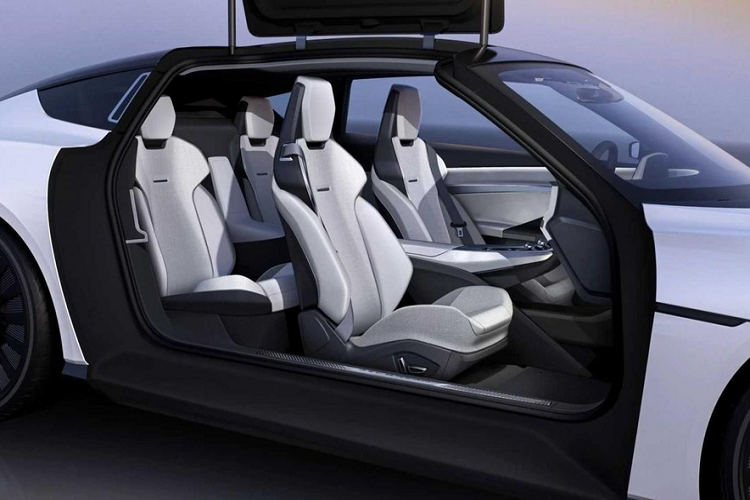 Thân xe tròn trịa chứa cổng sạc điện trên chắn bùn phía trước bên người lái, vì vậy người dùng sẽ không cần phải mở cốp để mở nắp cổng sạc. Mẫu xe mới có lớp sơn hoàn thiện hai tông màu và đường nóc dốc gợi nhớ đến chiếc xe nổi tiếng trong bộ ba phim “Back to the Future”.