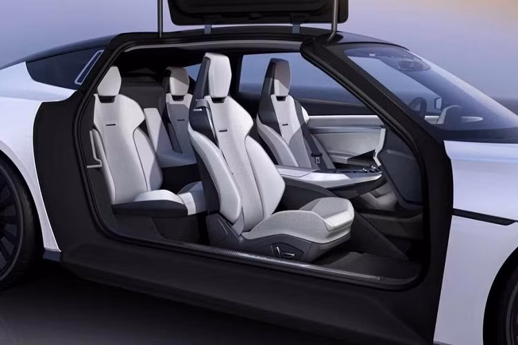 Thân xe tròn trịa chứa cổng sạc điện trên chắn bùn phía trước bên người lái, vì vậy người dùng sẽ không cần phải mở cốp để mở nắp cổng sạc. Mẫu xe mới có lớp sơn hoàn thiện hai tông màu và đường nóc dốc gợi nhớ đến chiếc xe nổi tiếng trong bộ ba phim “Back to the Future”.