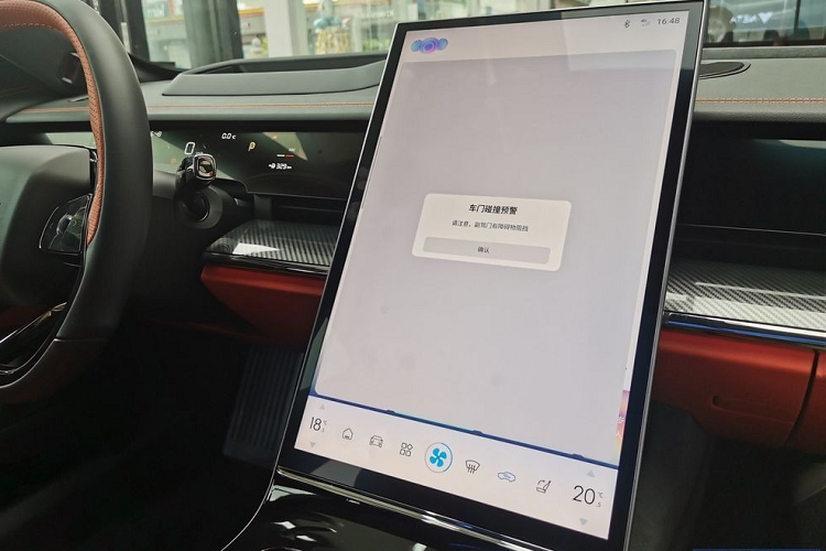 Những trang bị đáng chú ý tiếp theo của mẫu ô tô điện mang phong cách thể thao Neta S bao gồm cửa sổ trời toàn cảnh Panorama có diện tích 1,9 m2, màn hình hiển thị thông tin kính lái với công nghệ thực tế ảo, chip xử lý Qualcomm Snapdragon 8155, hệ thống kết nối 5G, tính năng ra lệnh bằng giọng nói, phản ứng trong vòng 1,8 giây...