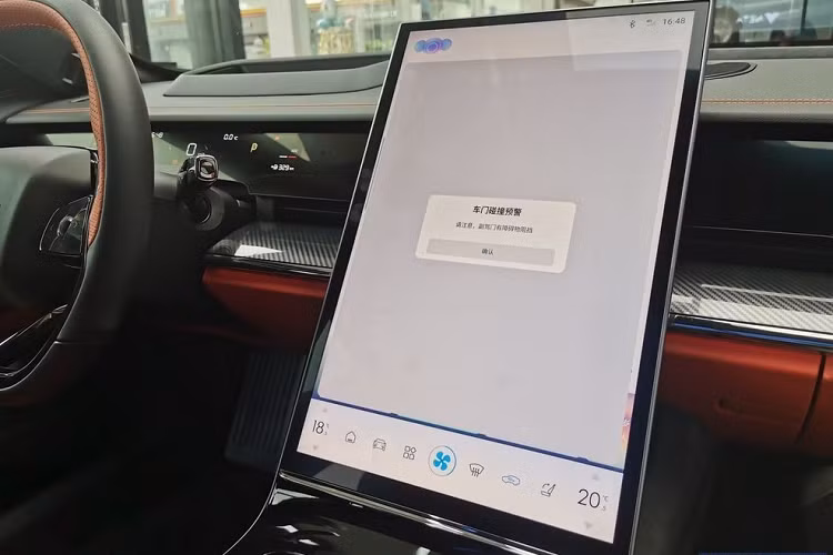 Những trang bị đáng chú ý tiếp theo của mẫu ô tô điện mang phong cách thể thao Neta S bao gồm cửa sổ trời toàn cảnh Panorama có diện tích 1,9 m2, màn hình hiển thị thông tin kính lái với công nghệ thực tế ảo, chip xử lý Qualcomm Snapdragon 8155, hệ thống kết nối 5G, tính năng ra lệnh bằng giọng nói, phản ứng trong vòng 1,8 giây...