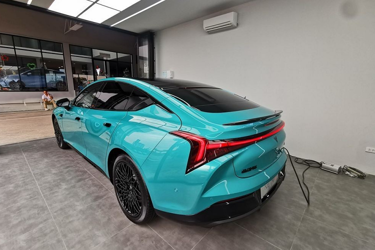 ... và vành hợp kim 19 inch đa chấu sơn màu đen. Phía sau vành la-zăng còn có cùm phanh màu xanh cốm, "tông xuyệt tông" với nẹp trang trí ở khe gió giả trên đầu xe.