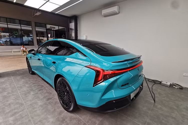 ... và vành hợp kim 19 inch đa chấu sơn màu đen. Phía sau vành la-zăng còn có cùm phanh màu xanh cốm, "tông xuyệt tông" với nẹp trang trí ở khe gió giả trên đầu xe.