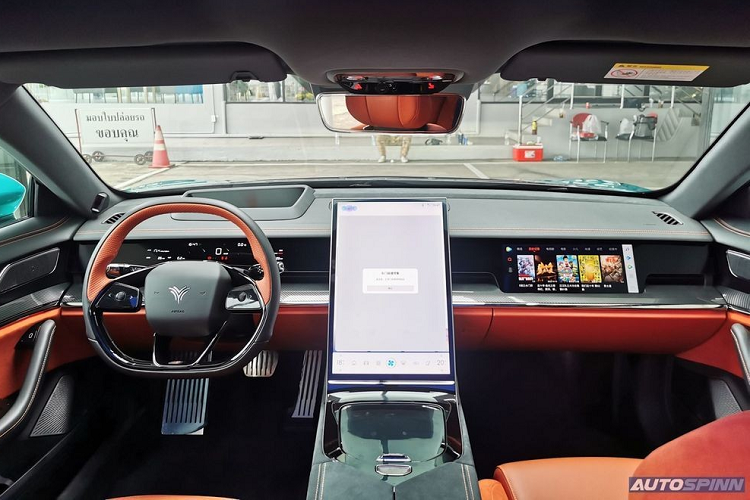 Mở cửa của Neta S và bước vào bên trong, người dùng sẽ bắt gặp nội thất phối 2 màu đen - cam tương phản. Không chỉ sở hữu màu sắc bắt mắt, nội thất còn có nhiều trang bị như vô lăng vát đáy và ốp giả sợi carbon trên mặt táp-lô cũng như tapi cửa nhằm tăng vẻ thể thao cho xe.