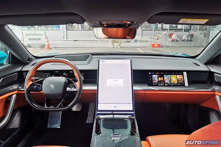 Mở cửa của Neta S và bước vào bên trong, người dùng sẽ bắt gặp nội thất phối 2 màu đen - cam tương phản. Không chỉ sở hữu màu sắc bắt mắt, nội thất còn có nhiều trang bị như vô lăng vát đáy và ốp giả sợi carbon trên mặt táp-lô cũng như tapi cửa nhằm tăng vẻ thể thao cho xe.