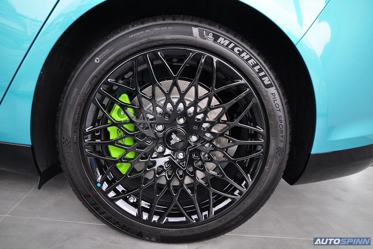 Sức mạnh của Neta S bắt nguồn từ 2 mô-tơ điện với công suất tổng cộng 340 kW (462 mã lực) và mô-men xoắn cực đại 620 Nm. Mô-tơ kết hợp với pin lithium-ion 91 kWh, cho phép xe chạy được 650 km sau khi sạc theo chu trình thử nghiệm CLTC và tăng tốc từ 0-100 km/h trong 3,9 giây.