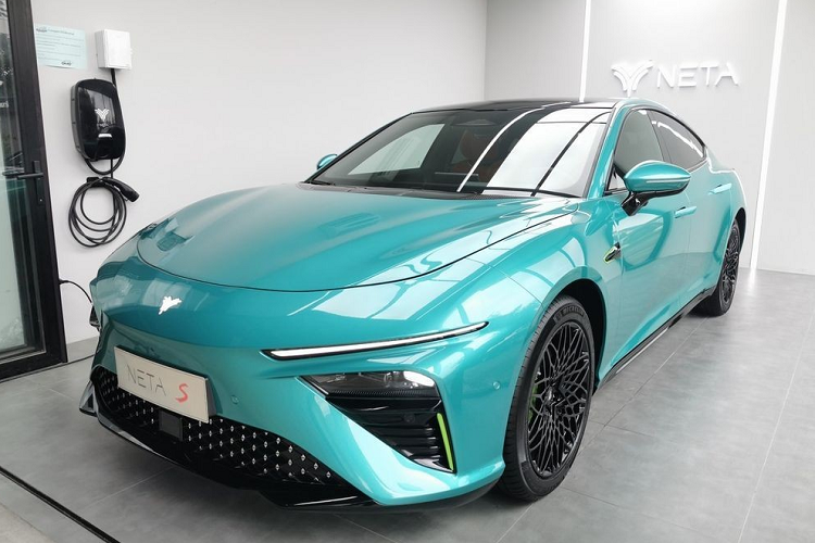 Ngoài ra, xe còn có hệ dẫn động 4 bánh toàn thời gian. Hiện trang bị cụ thể và giá xe Neta S 2023 tại thị trường Thái Lan vẫn chưa được công bố. Chỉ biết rằng, mẫu sedan thuần điện này sẽ có giá không quá 2 triệu Baht (khoảng 1,4 tỷ đồng).