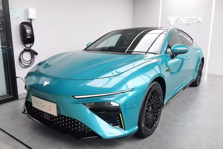 Ngoài ra, xe còn có hệ dẫn động 4 bánh toàn thời gian. Hiện trang bị cụ thể và giá xe Neta S 2023 tại thị trường Thái Lan vẫn chưa được công bố. Chỉ biết rằng, mẫu sedan thuần điện này sẽ có giá không quá 2 triệu Baht (khoảng 1,4 tỷ đồng).