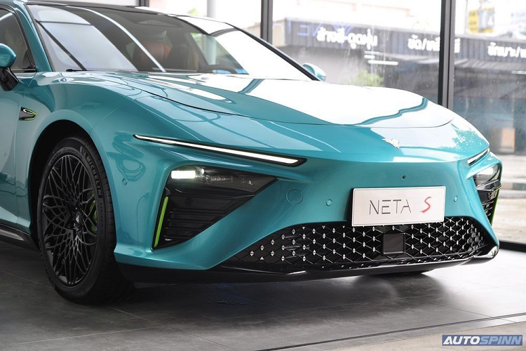Tương tự các mẫu xe thể thao truyền thống, Neta S của Trung Quốc cũng khá thấp với phần nóc vuốt mượt mà về phía sau, kết thúc bằng cánh gió đuôi nhỏ. Bên sườn, mẫu ô tô điện Trung Quốc này được trang bị tay nắm cửa nằm chìm vào thân xe...
