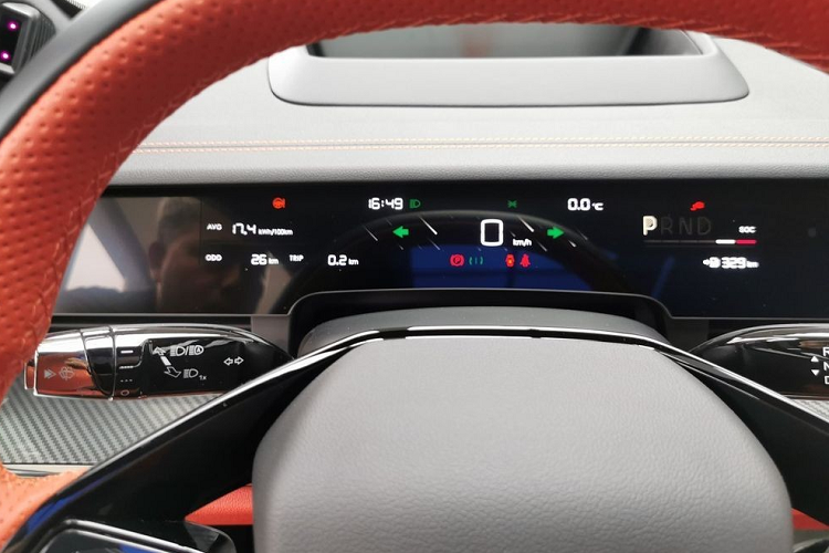 Trước mặt người lái xuất hiện bảng đồng hồ kỹ thuật số với màn hình 13,3 inch trải dài trên mặt táp-lô. Bên cạnh đó là màn hình cảm ứng trung tâm nằm dọc với kích thước lên đến 17,6 inch. Ở phía đối diện với ghế phụ lái có thêm 1 màn hình nữa với kích thước 12,3 inch.