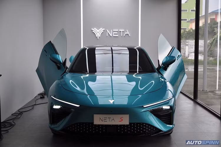 Bên ngoài, sedan Neta S chạy điện có thiết kế mang phong cách thể thao với cửa trước mở kiểu cánh chim như siêu xe. Xe sở hữu ngoại hình mượt mà với hệ thống đèn 2 tầng, bao gồm dải đèn LED định vị ban ngày kiêm đèn báo rẽ tuần tự khá mỏng phía trên và đèn pha LED bên dưới.