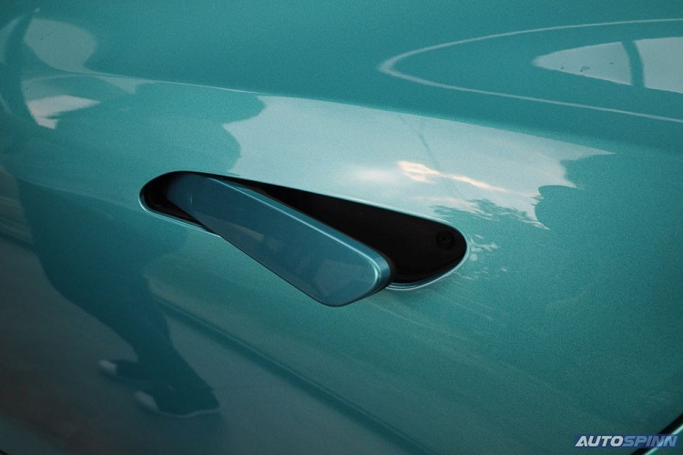 Đằng sau, Neta S gây ấn tượng bằng cụm đèn hậu LED hình chữ "L", nối với nhau bằng dải đèn vắt ngang đuôi xe. Thêm vào đó là cánh gió nhỏ trên cửa cốp và cản sau đều được sơn màu đen bóng.