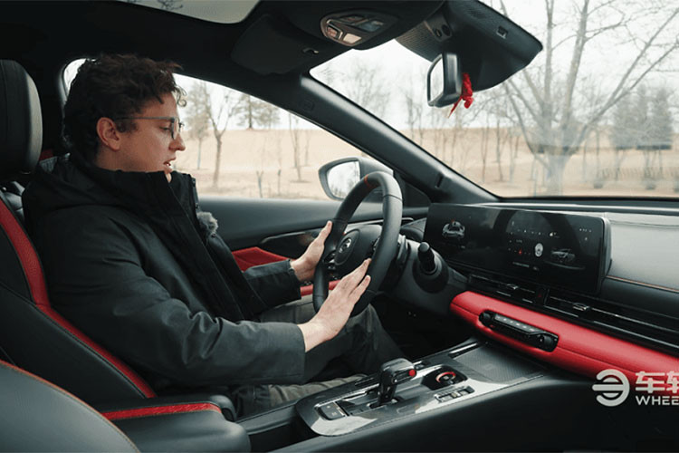 Trên mặt giấy tờ, sự kết hợp động cơ – hộp số này sẽ giúp GAC Trumpchi Empow của Trung Quốc gia tốc từ 0-100 km/h trong khoảng 7 giây.