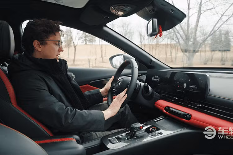 Trên mặt giấy tờ, sự kết hợp động cơ – hộp số này sẽ giúp GAC Trumpchi Empow của Trung Quốc gia tốc từ 0-100 km/h trong khoảng 7 giây.