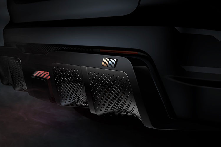 Bao quanh lưới tản nhiệt là 2 nẹp mạ crôm màu tối, tạo thành hình chữ "X" quen thuộc. Ngoài ra, xe còn có hốc gió trung tâm chia đôi khá rộng và chi tiết lưới lạ mắt ở ốp gầm giả bên dưới cản trước. Bên sườn, Mitsubishi Vision Ralliart có ốp cua lốp và cánh lướt gió nổi bật. Nằm bên trong hốc bánh là bộ vành 22 inch.