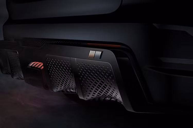 Bao quanh lưới tản nhiệt là 2 nẹp mạ crôm màu tối, tạo thành hình chữ "X" quen thuộc. Ngoài ra, xe còn có hốc gió trung tâm chia đôi khá rộng và chi tiết lưới lạ mắt ở ốp gầm giả bên dưới cản trước. Bên sườn, Mitsubishi Vision Ralliart có ốp cua lốp và cánh lướt gió nổi bật. Nằm bên trong hốc bánh là bộ vành 22 inch.