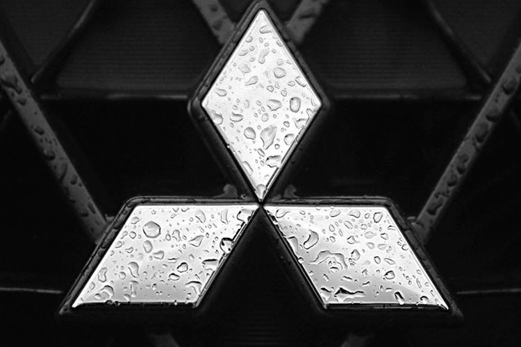 Nằm giữa 2 đèn pha là lưới tản nhiệt đóng kín, vì thế mẫu xe SUV Mitsubishi Vision Ralliart rất có thể sẽ chạy hoàn toàn bằng điện. Lưới tản nhiệt tạo hiệu ứng không gian 3 chiều đẹp mắt và đi kèm logo 10 dấu gạch chéo của bộ phận Ralliart. Đây là bộ phận chuyên phát triển xe đua và xe hiệu suất cao của hãng Mitsubishi.