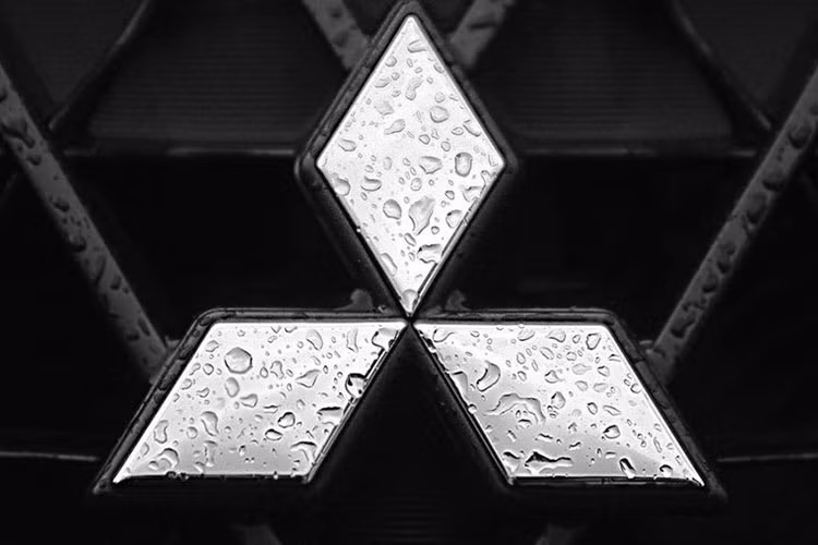 Nằm giữa 2 đèn pha là lưới tản nhiệt đóng kín, vì thế mẫu xe SUV Mitsubishi Vision Ralliart rất có thể sẽ chạy hoàn toàn bằng điện. Lưới tản nhiệt tạo hiệu ứng không gian 3 chiều đẹp mắt và đi kèm logo 10 dấu gạch chéo của bộ phận Ralliart. Đây là bộ phận chuyên phát triển xe đua và xe hiệu suất cao của hãng Mitsubishi.