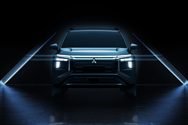 Để tăng độ "ngầu" cho Vision Ralliart, hãng Mitsubishi đã dùng màu sơn đen nhám toàn thân. Trên xe không hề có những chi tiết mạ crôm sáng bóng như thông thường. Thay vào đó, hầu hết các chi tiết ngoại thất của xe, bao gồm cả ốp gương ngoại thất và baga nóc, đều được sơn màu đen.