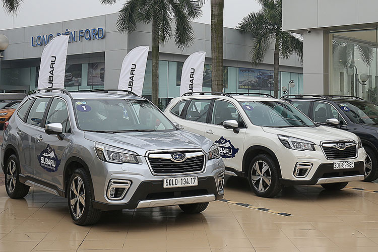 Phiên bản Forester i-S EyeSight có mức giảm tiền mặt 184 triệu đồng, giá trong tháng 9 còn 1,104 tỷ đồng. Bộ quà tặng cho phiên bản này gồm một năm bảo dưỡng miễn phí, màn hình giải trí, gập gương tự động và hệ thống khóa cửa tự động tích hợp cảnh báo an ninh thông minh, tổng trị giá khoảng 36 triệu đồng.