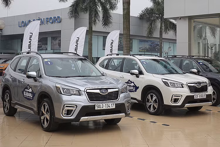 Phiên bản Forester i-S EyeSight có mức giảm tiền mặt 184 triệu đồng, giá trong tháng 9 còn 1,104 tỷ đồng. Bộ quà tặng cho phiên bản này gồm một năm bảo dưỡng miễn phí, màn hình giải trí, gập gương tự động và hệ thống khóa cửa tự động tích hợp cảnh báo an ninh thông minh, tổng trị giá khoảng 36 triệu đồng.