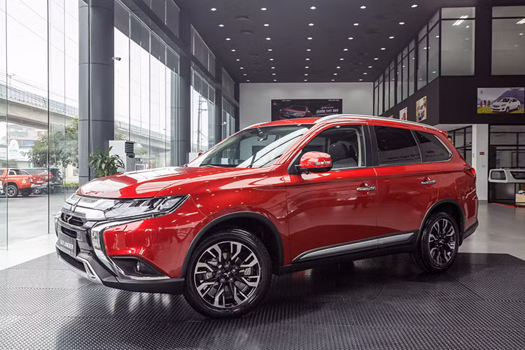 Khác với những hãng kể trên, Mitsubishi không giảm giá sản phẩm mà chỉ áp dụng ưu đãi về dịch vụ. Cụ thể, người dùng xe Mitsubishi đến bảo dưỡng sẽ được các đại lý kiểm tra xe miễn phí, giảm 20% đối với lọc dầu động cơ chính hãng và giảm giá 15% dầu nhớt động cơ chính hãng.