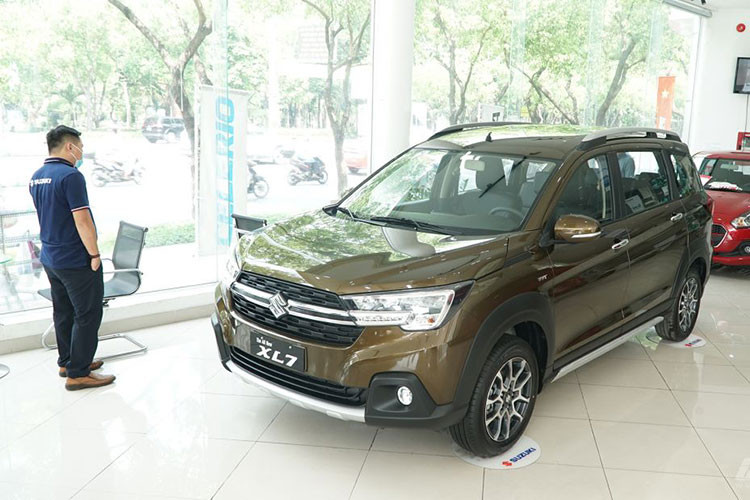 Các đại lý Suzuki hiện đang tặng kèm phiếu nhiên liệu 400 lít tương đương 10 triệu đồng, áp dụng cho các xe XL7 (phiên bản tiêu chuẩn/ghế da) và Ertiga AT. Các dòng xe thương mại bao gồm Blind Van, Carry Truck và Carry Pro đều được áp dụng mức ưu đãi lên đến 800 lít xăng, tương đương 20 triệu đồng.