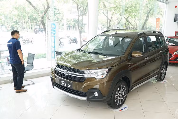 Các đại lý Suzuki hiện đang tặng kèm phiếu nhiên liệu 400 lít tương đương 10 triệu đồng, áp dụng cho các xe XL7 (phiên bản tiêu chuẩn/ghế da) và Ertiga AT. Các dòng xe thương mại bao gồm Blind Van, Carry Truck và Carry Pro đều được áp dụng mức ưu đãi lên đến 800 lít xăng, tương đương 20 triệu đồng.